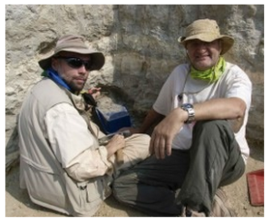 Manuel Dominguez y Enrique Baquenado excavando en Olduvai Gorge